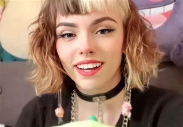 Emma Langevin- Net Worth, Bio, Age, Dating, Height, Career