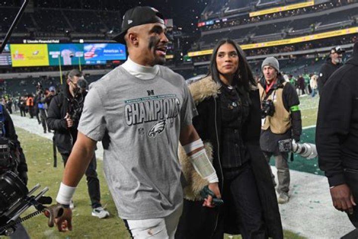 Jalen Hurts- Wiki, Age, Height, Girlfriend, Net Worth, Ethnicity, Career