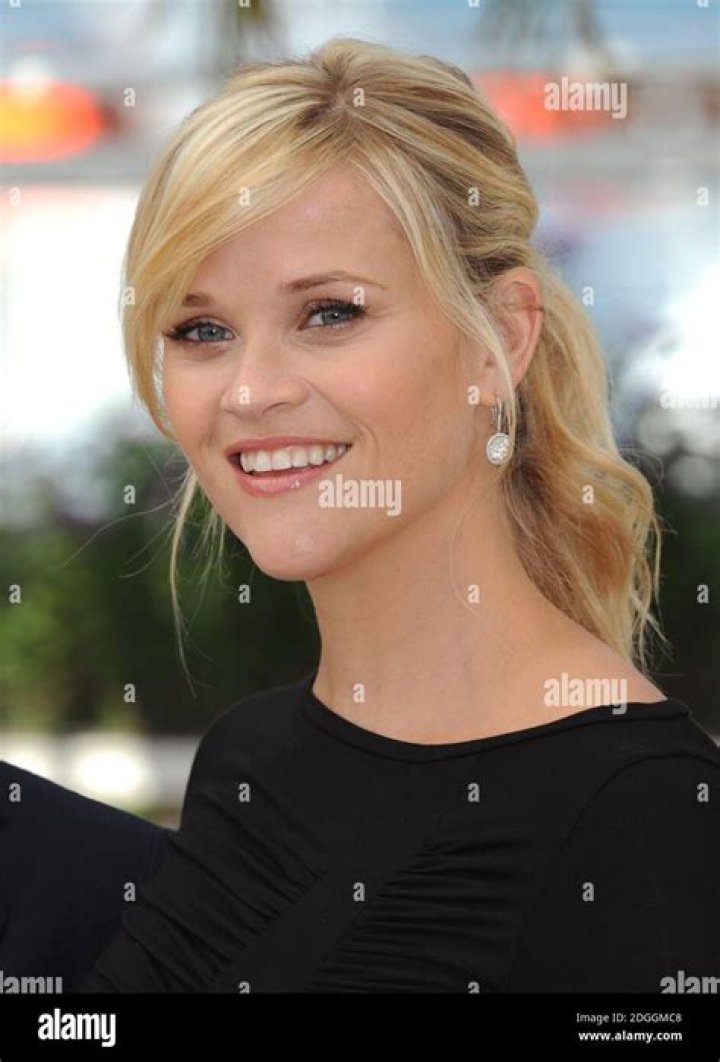 Reese Witherspoon Side Boob Display at Post-Oscar Vanity Fair Party – Outside Her Comfort Zone? (PHOTOS)