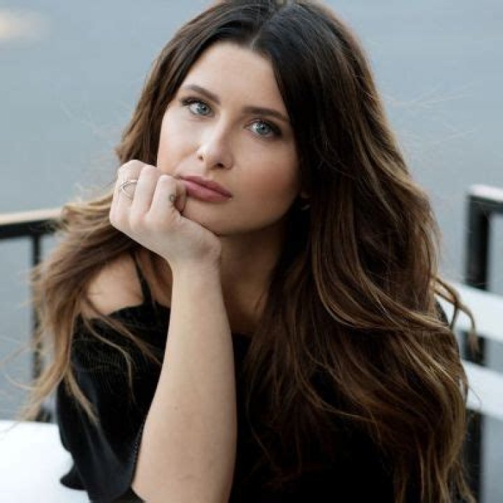 Savannah Outen- Wiki, Age, Height, Net Worth, Boyfriend, Ethnicity