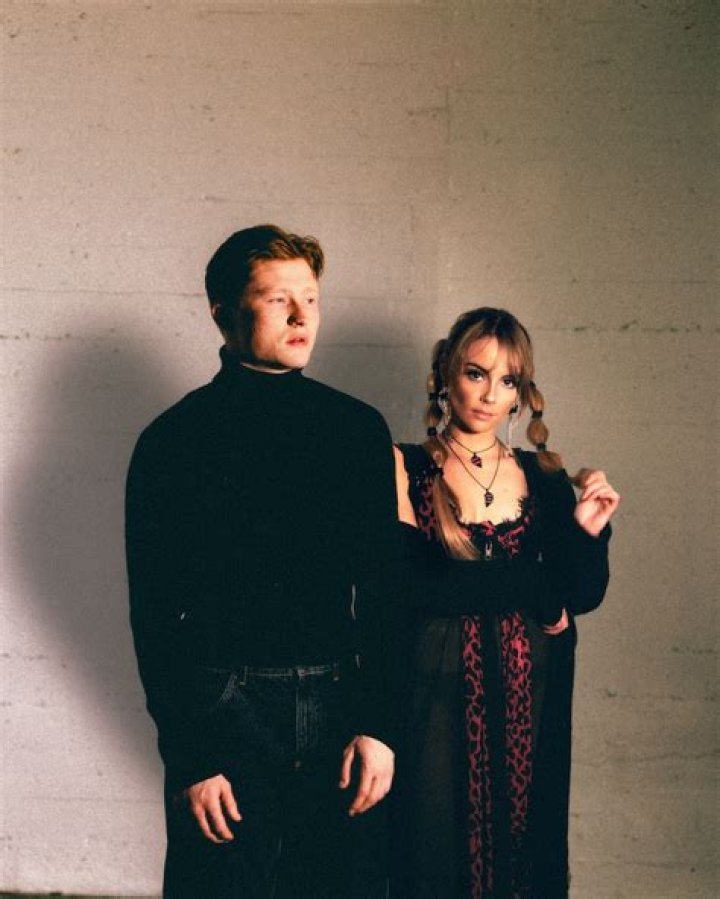 viisi and Chelsea Collins Deliver a Fated Vocal Performance on “chasing ghosts”