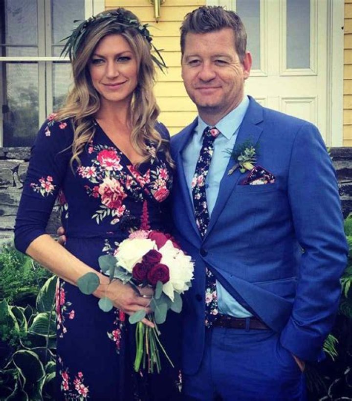 Who is Jes Macallan Dating – Jes Macallan's Husband & Exes