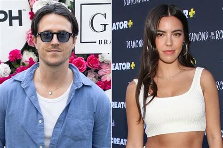 Who is Samantha Boscarino Dating – Samantha Boscarino's Boyfriend & Exes